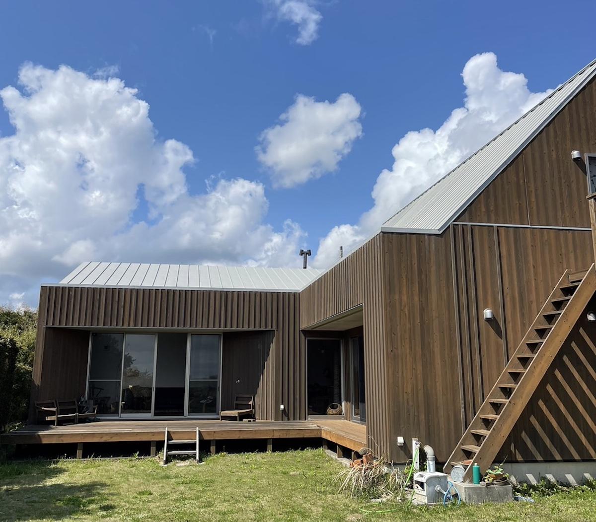 千葉県いすみ市日在の売買物件/庭から建物を眺める。後ろには太平洋が