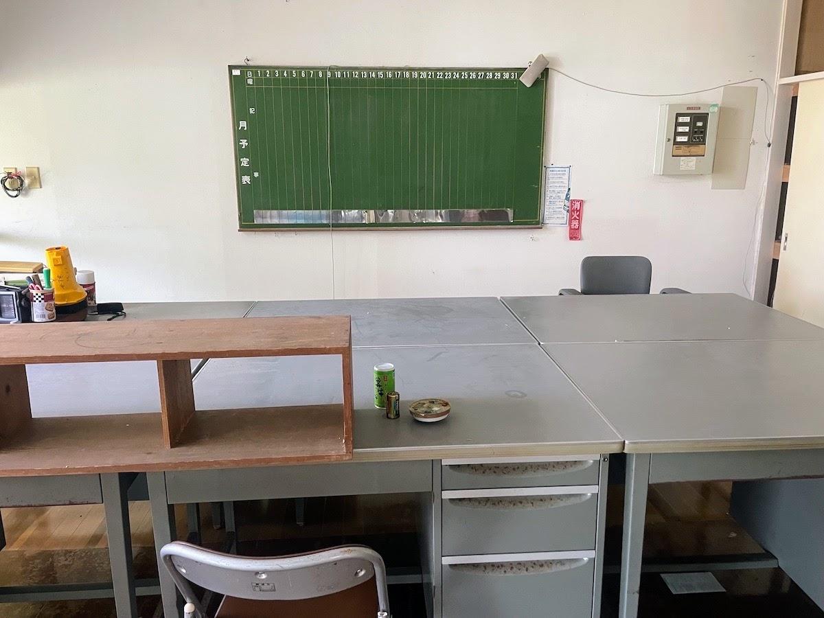 千葉県勝浦市沢倉の売買物件/元職員室だったような部屋