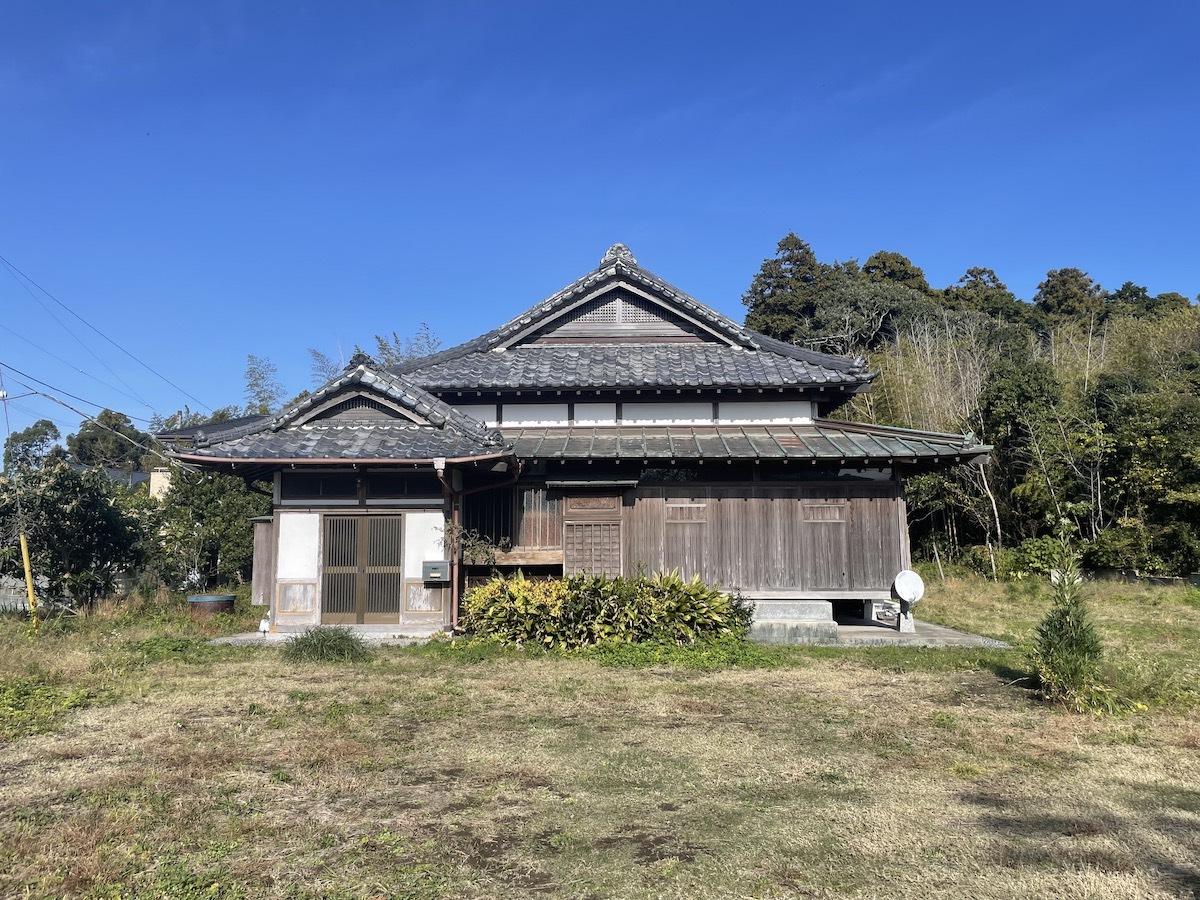 千葉県いすみ市岬町押日の売買物件/建物全景。広大な敷地も印象的