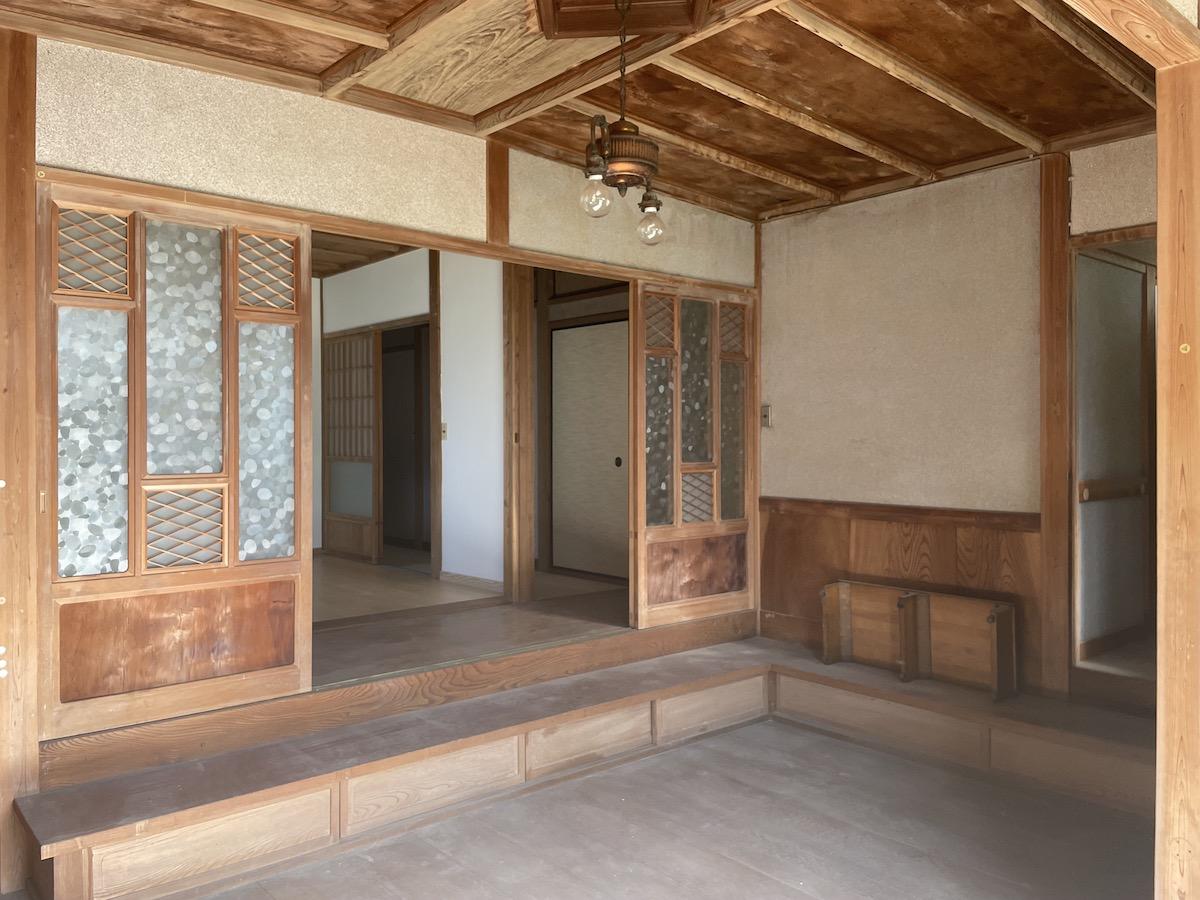 千葉県いすみ市岬町押日の売買物件/玄関の様子。素敵な建具がお出迎え