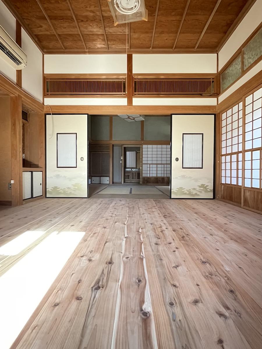 千葉県いすみ市岬町押日の売買物件/大きな和室は板張りに。奥は畳敷き