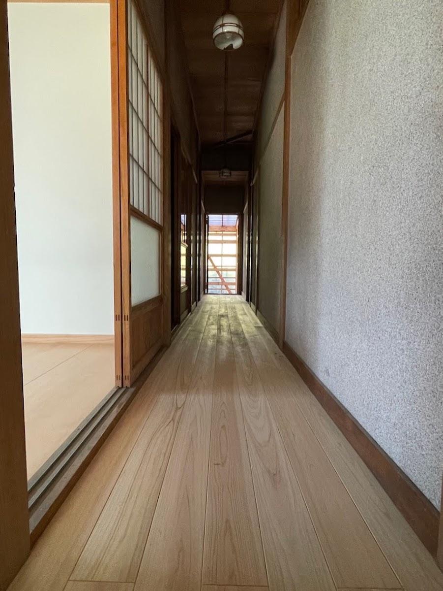 千葉県いすみ市岬町押日の売買物件/長く延びた、廊下の様子。