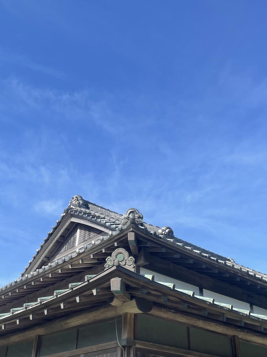 千葉県いすみ市岬町押日の売買物件/屋根越しに空を眺める。この日は真っ青