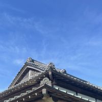 千葉県いすみ市岬町押日の売買物件/屋根越しに空を眺める。この日は真っ青