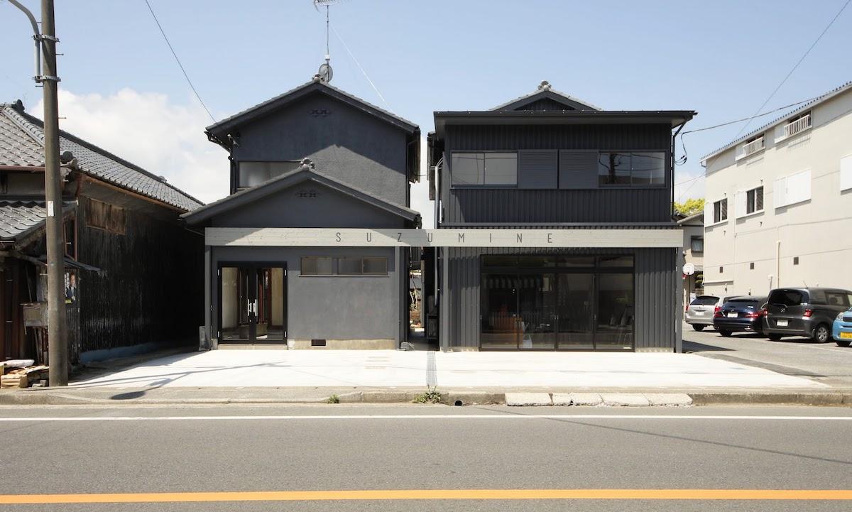千葉県長生郡一宮町一宮の賃貸物件/ダークな色合いが特徴の建物正面。手前は駐車場