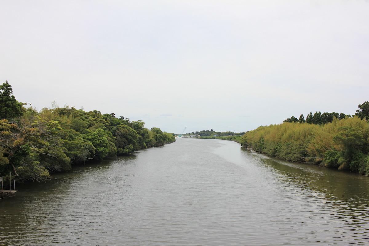 千葉県いすみ市岬町中原の売買物件/近くの橋から眺める夷隅川（海側）。物件は左側手前に