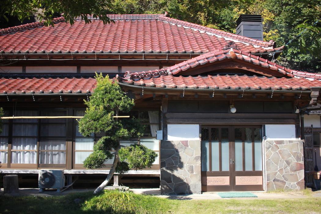 千葉県いすみ市小又井の売買物件/建物正面。臙脂色の瓦屋根が印象的