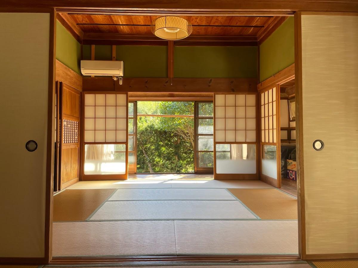 千葉県いすみ市小又井の売買物件/玄関を入って左側の様子。和室が続き奥には庭木の緑が