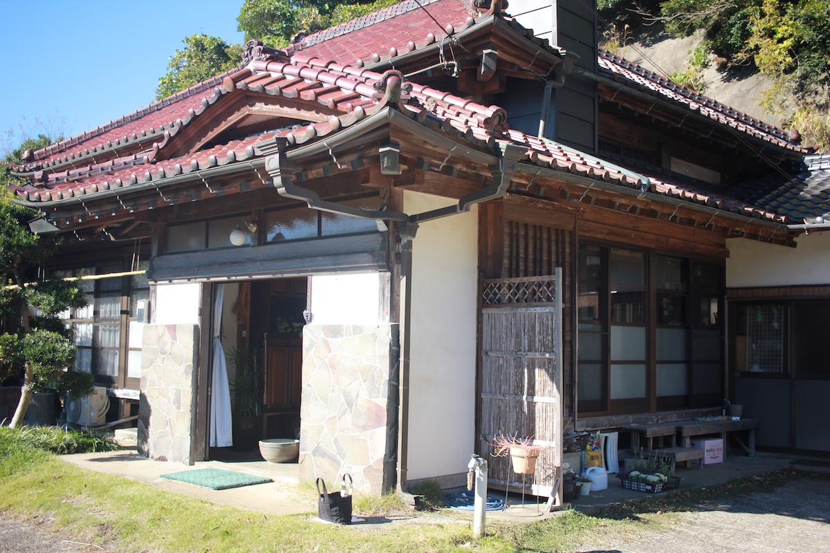 千葉県いすみ市小又井の売買物件/建物入口を斜めから眺める