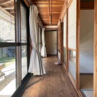千葉県いすみ市小又井の売買物件/建物西側の廊下の様子。左にウッドデッキがあります