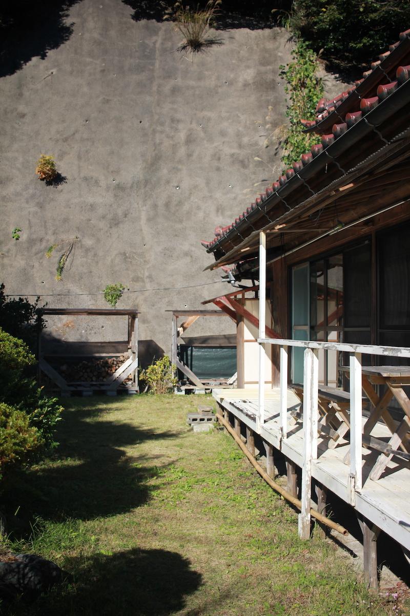 千葉県いすみ市小又井の売買物件/物件西側の様子。奥には薪棚が