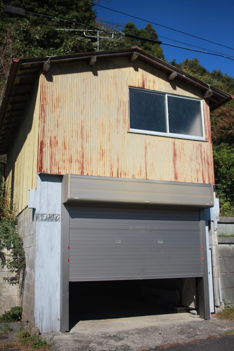 千葉県いすみ市小又井の売買物件/敷地西側にある車庫。２層構造で上部は物置小屋に
