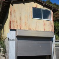 千葉県いすみ市小又井の売買物件/敷地西側にある車庫。２層構造で上部は物置小屋に