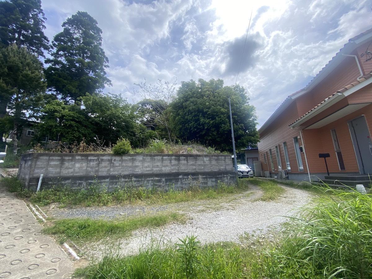 千葉県いすみ市岬町中原の売買物件/接道を少し下りて物件全体を眺める