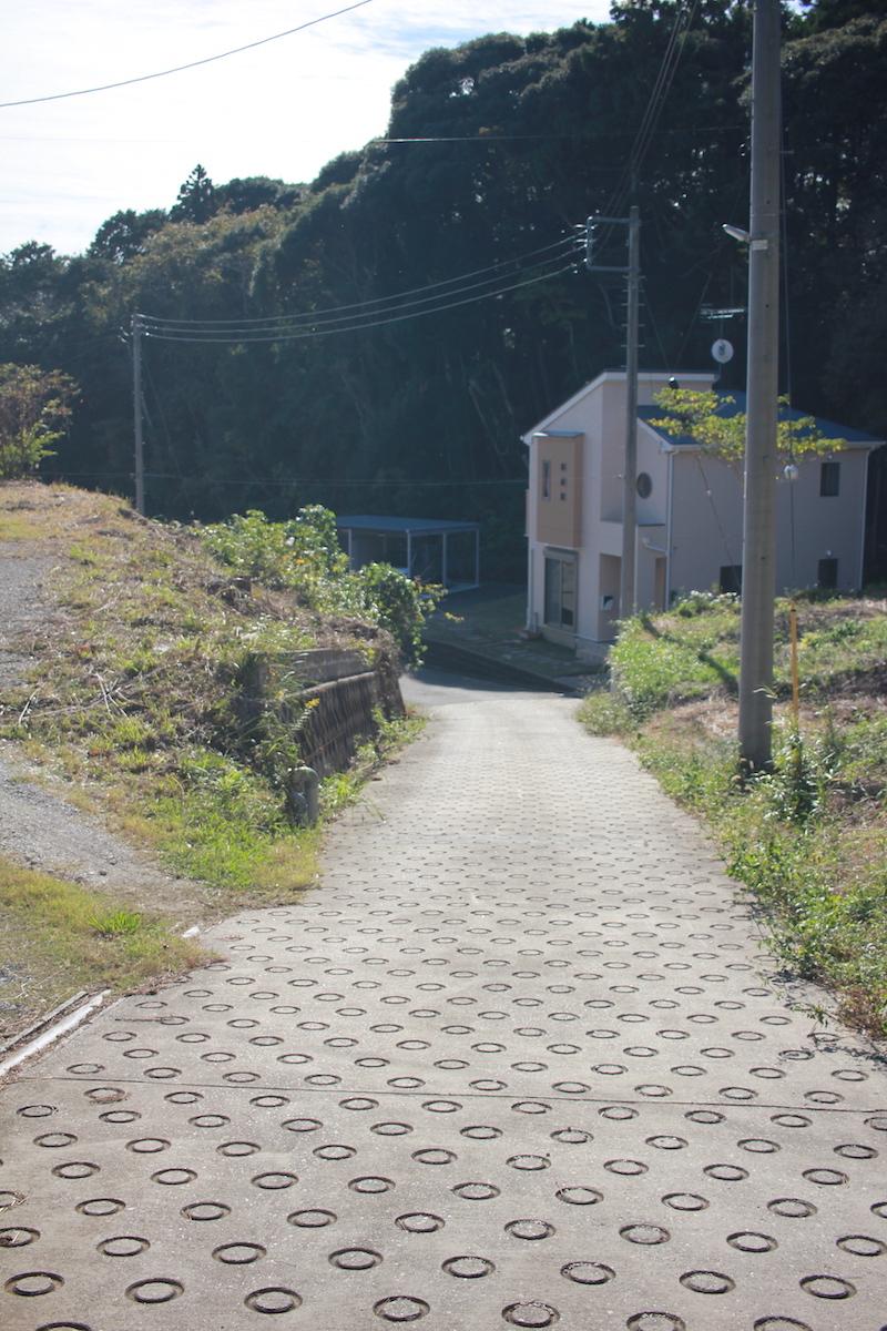 千葉県いすみ市岬町中原の売買物件/物件前より接道を眺める（西側） 