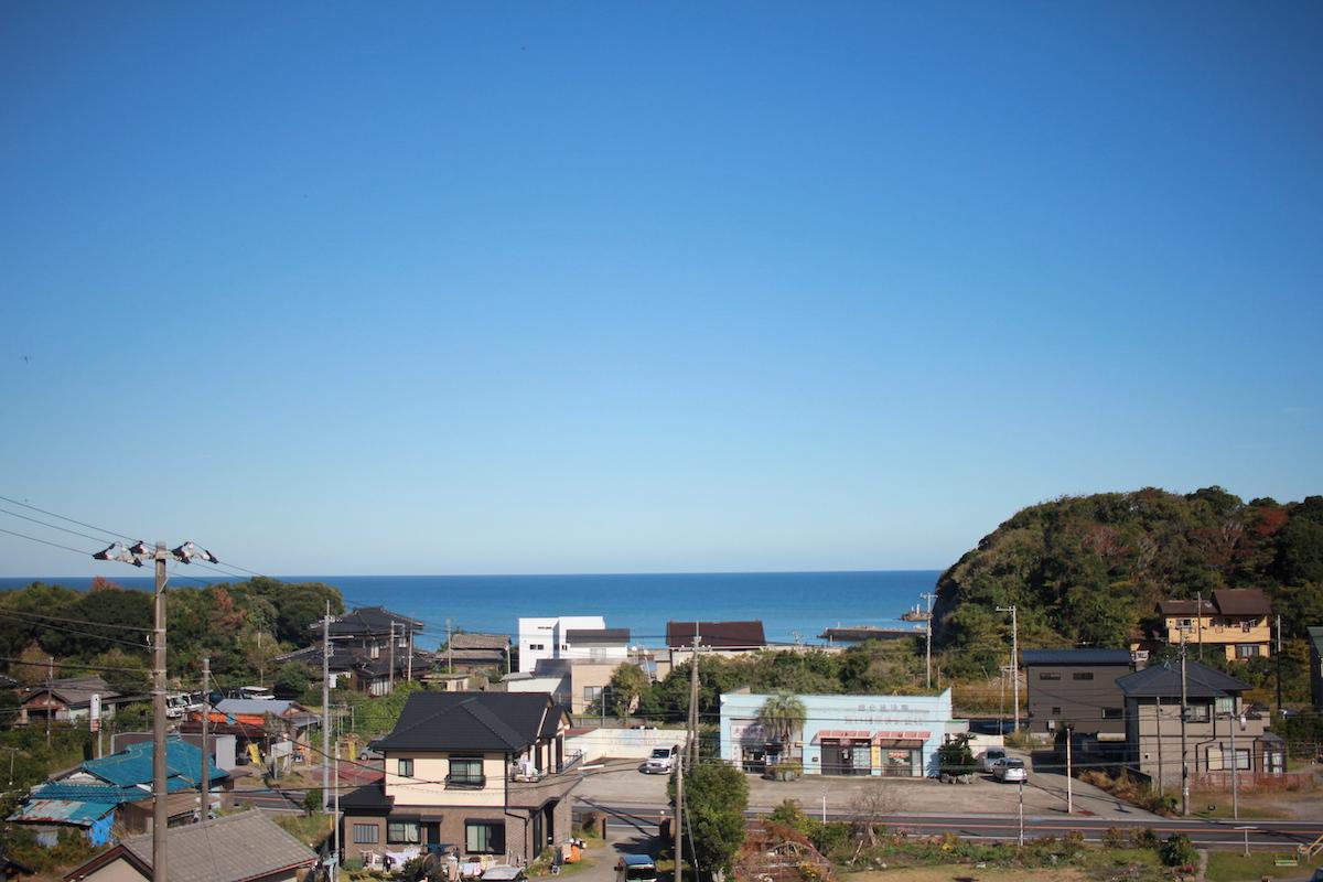 千葉県いすみ市岬町中原の売買物件/物件のある丘の入口から海を眺める