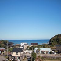 千葉県いすみ市岬町中原の売買物件/物件のある丘の入口から海を眺める