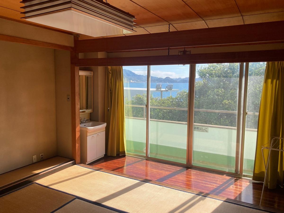 千葉県安房郡鋸南町元名の売買物件/２階部屋その２。季節よって防風林が伸びてくると眺めに変化がある場合があります。