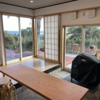 千葉県南房総市峰の売買物件/１階土間スペースの様子。デッキスペースを活用してバーベキューも
