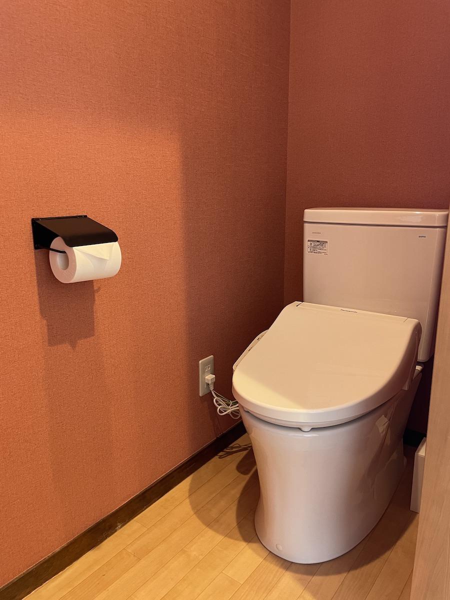 千葉県南房総市峰の売買物件/トイレもスッキリと、深みのあるオレンジ色が印象的