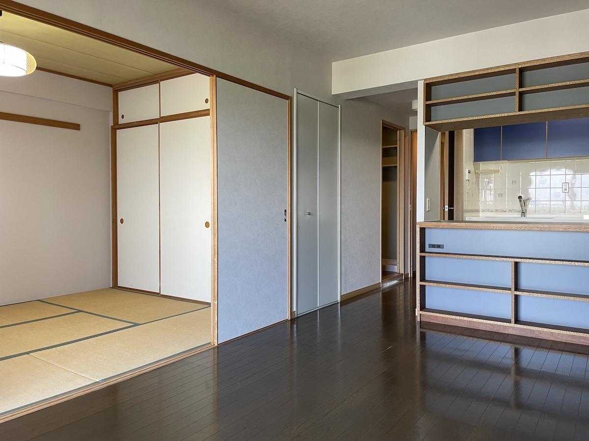 千葉県東金市田間の賃貸物件/アイボリーを基調とした室内に深い緑と青の差し色が印象的