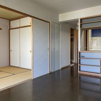 千葉県東金市田間の賃貸物件/アイボリーを基調とした室内に深い緑と青の差し色が印象的