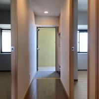 千葉県東金市田間の賃貸物件/リビングから玄関方向を。玄関側の部屋も窓があって明るい印象