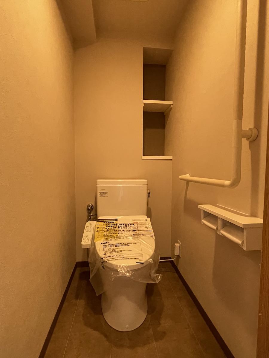 千葉県東金市田間の賃貸物件/真新しい印象のトイレ。収納も充分