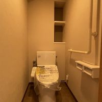 千葉県東金市田間の賃貸物件/真新しい印象のトイレ。収納も充分