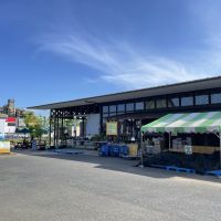 千葉県東金市田間の賃貸物件/歩いて5分で道の駅。奥には物件建物が見えます。新鮮な野菜などはぜひココで！