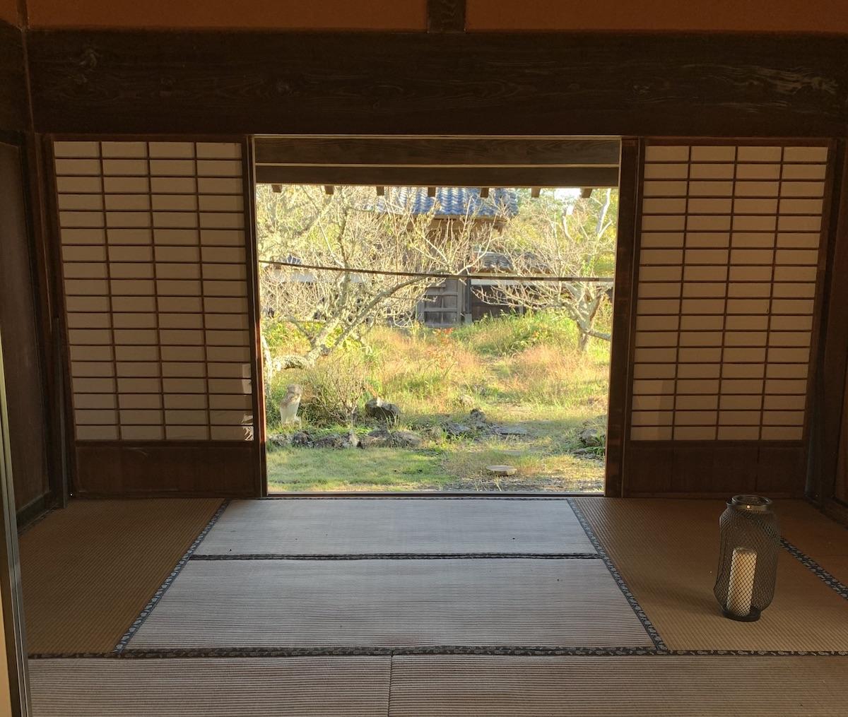 千葉県いすみ市楽町の賃貸物件/落ち着いた雰囲気の居室。奥には庭の植栽が目を楽しませます