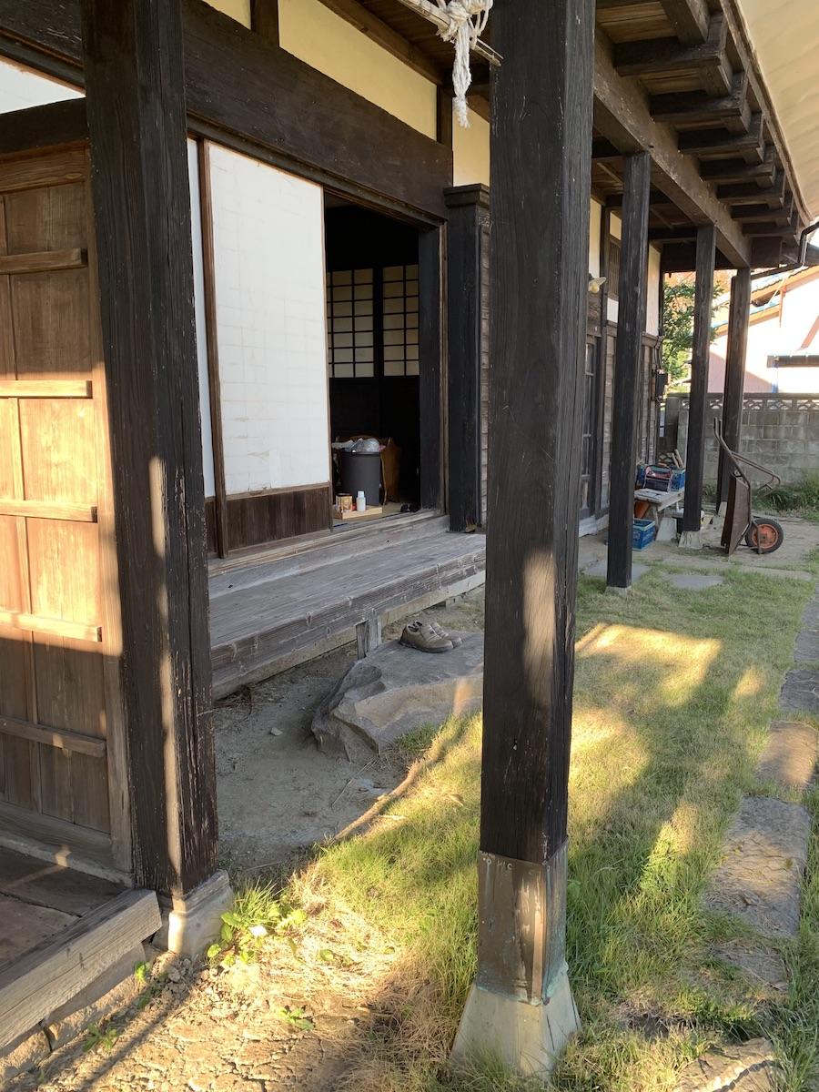 千葉県いすみ市楽町の賃貸物件/玄関まわりの様子。柱や梁は歴史を感じる色合いに