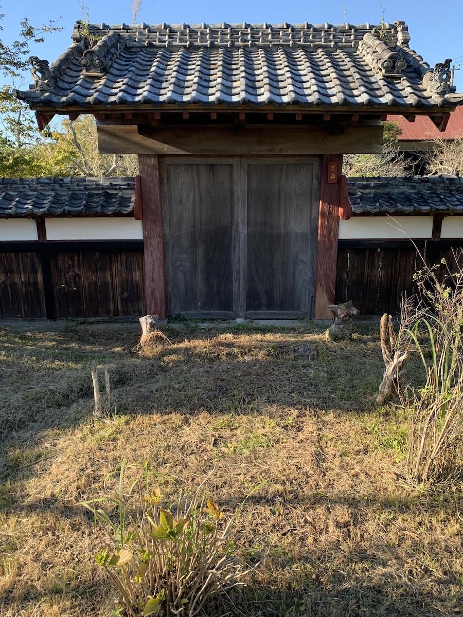 千葉県いすみ市楽町の賃貸物件/前面道路側にある冠木門の存在感