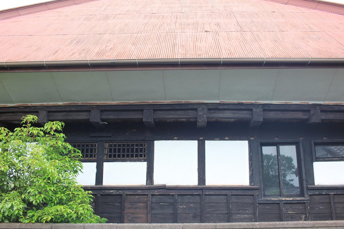千葉県いすみ市楽町の賃貸物件/建物西側。屋根・軒下・外壁のコントラストが心地良し