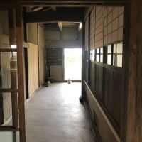 千葉県大網白里市南今泉の賃貸物件/土間の奥側から玄関方向を。猫さんの来客も⁈
