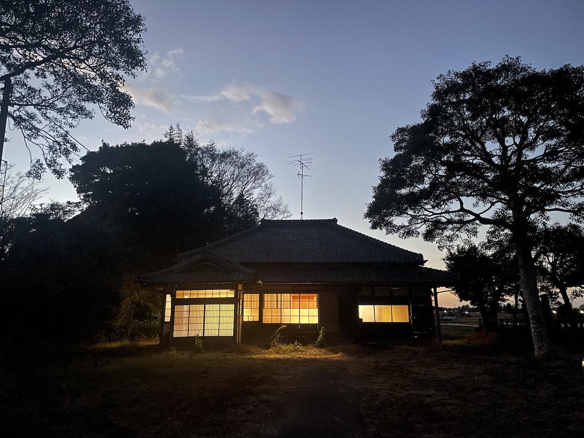 千葉県大網白里市南今泉の賃貸物件/夕暮れ時にぼんやりと浮かび上がる、やわらかな灯り