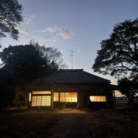 千葉県大網白里市南今泉の賃貸物件/夕暮れ時にぼんやりと浮かび上がる、やわらかな灯り