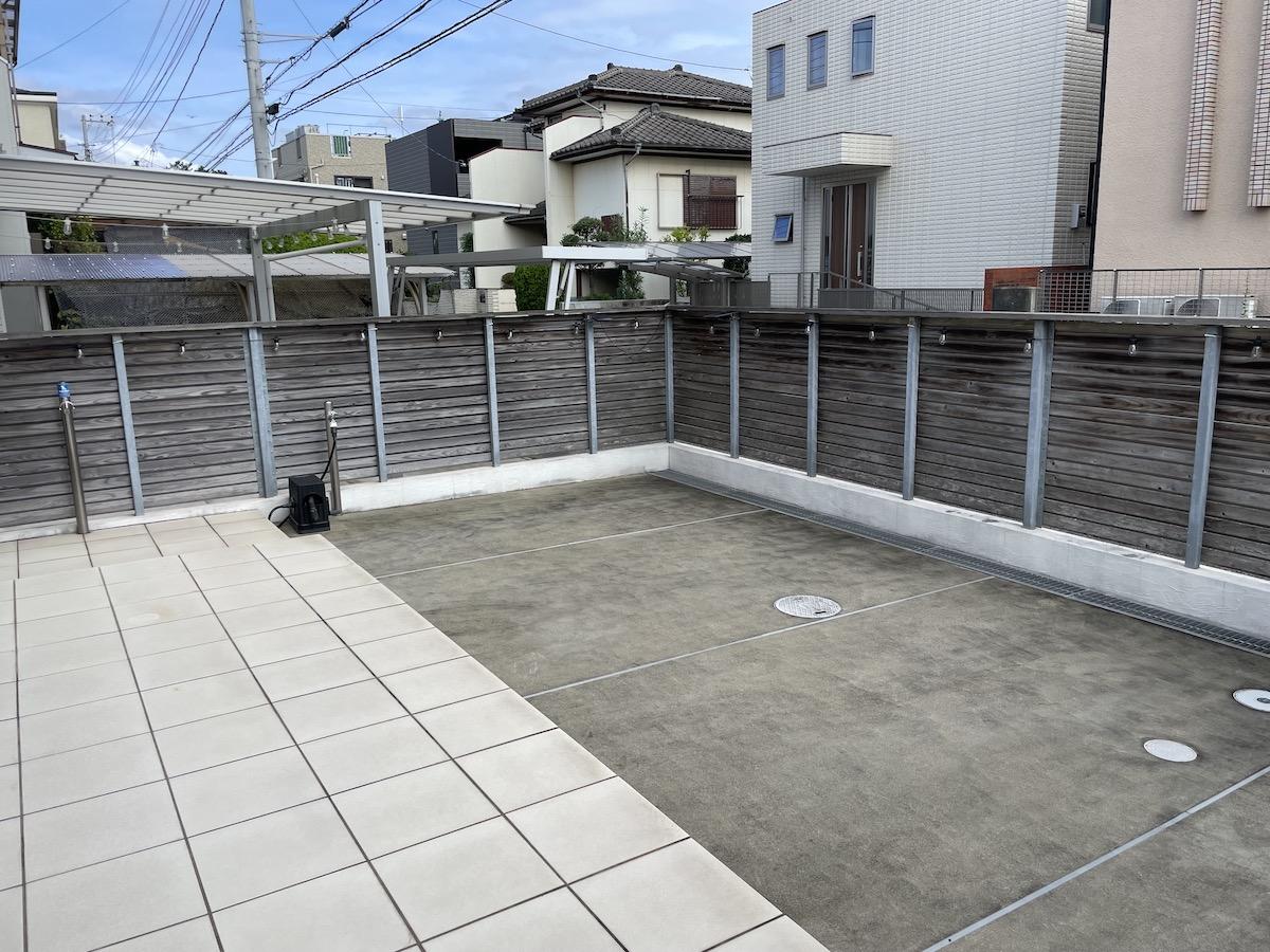 千葉県千葉市美浜区高浜の売買物件/庭の様子。杉材フェンスがいい目隠しに