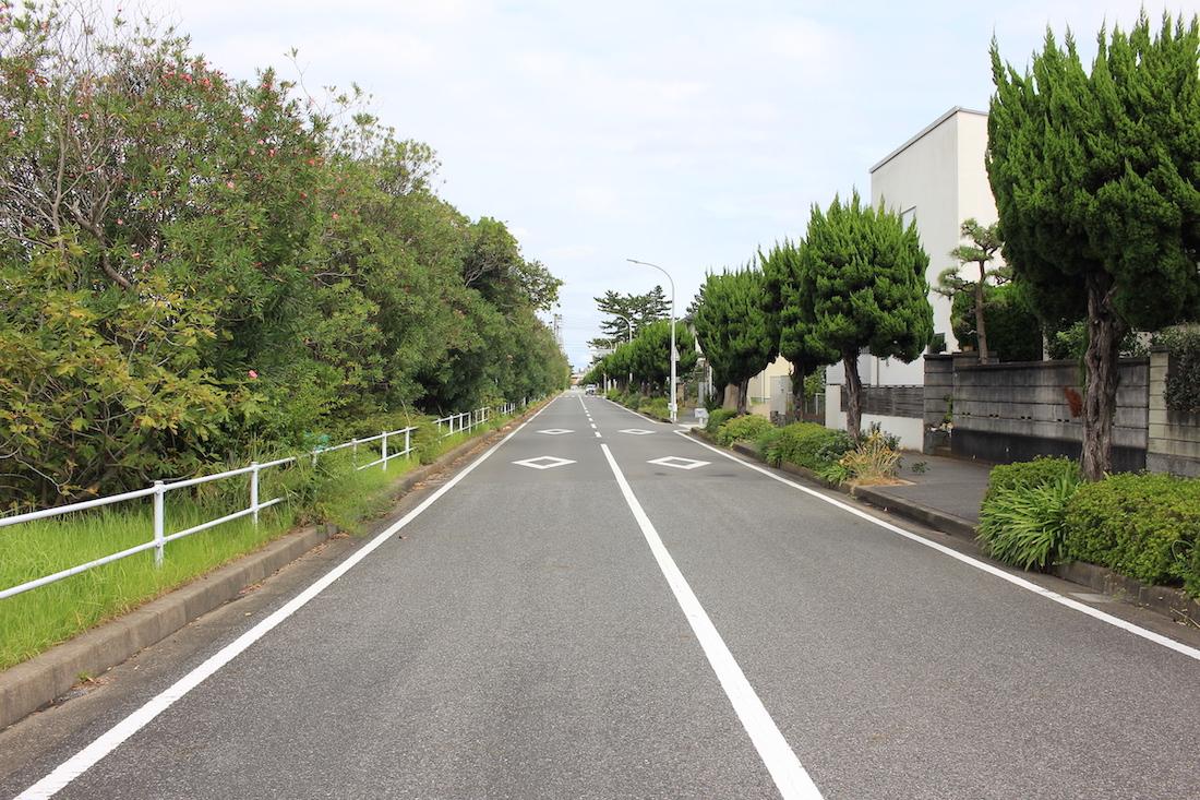 千葉県千葉市美浜区高浜の売買物件/物件表側の道路の様子。車通りはそれほど多くはない