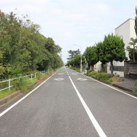 千葉県千葉市美浜区高浜の売買物件/物件表側の道路の様子。車通りはそれほど多くはない