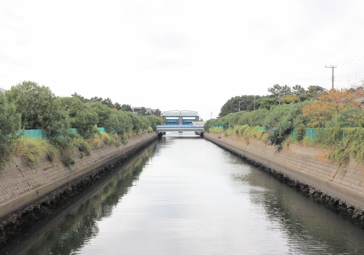 千葉県千葉市美浜区高浜の売買物件/物件の前を流れる水路。奥にある水門のデザインがいい
