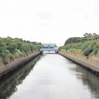 千葉県千葉市美浜区高浜の売買物件/物件の前を流れる水路。奥にある水門のデザインがいい