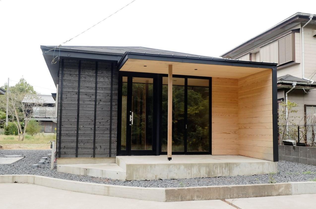 千葉県長生郡長生村本郷の売買物件/道路手前に建つネロ。外壁は黒くスタイリッシュな雰囲気