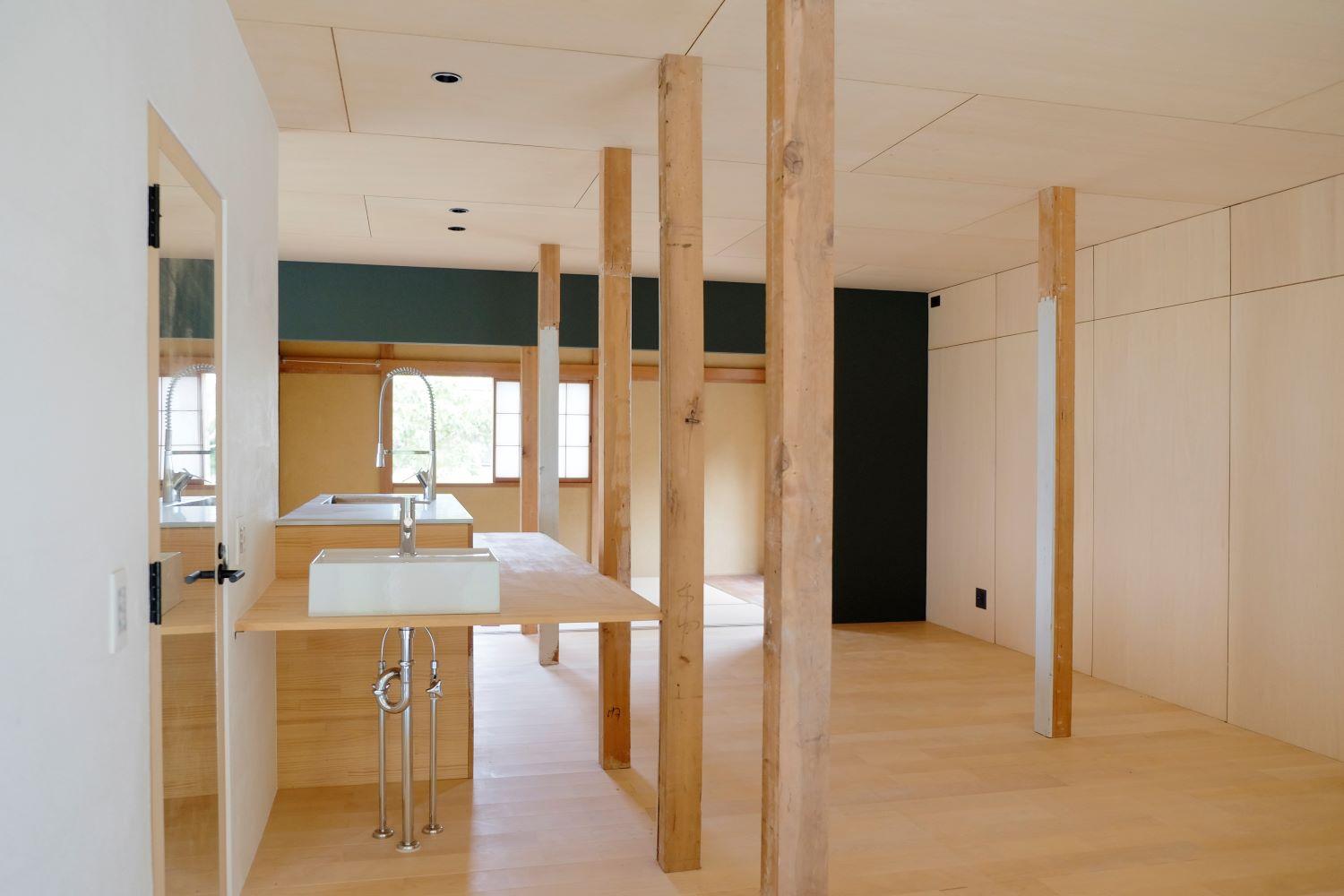 千葉県長生郡長生村本郷の売買物件/玄関からの室内の様子。リノベーション前からの柱が残り、室内にも森が続いているよう