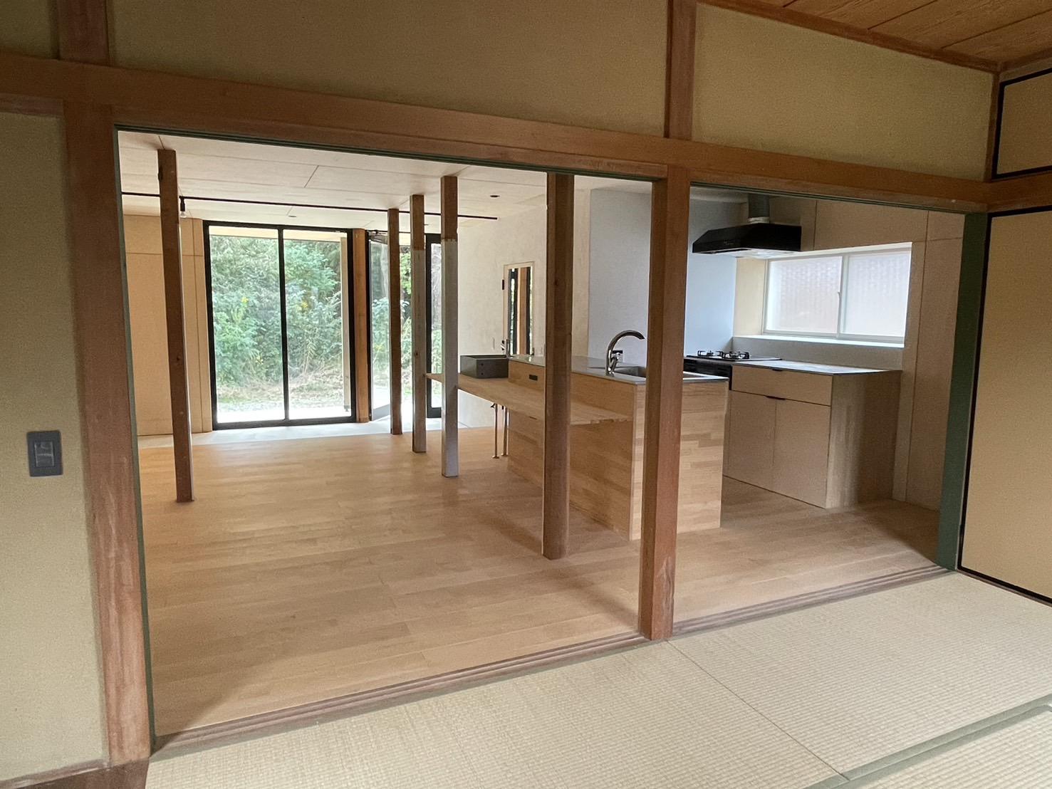 千葉県長生郡長生村本郷の売買物件/玄関が全面ガラス張りのため、室内奥の和室からも森が見えます