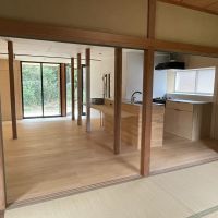 千葉県長生郡長生村本郷の売買物件/玄関が全面ガラス張りのため、室内奥の和室からも森が見えます