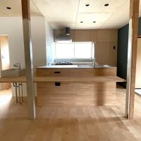 千葉県長生郡長生村本郷の売買物件/リビングから見たキッチン。カウンターテーブルにコンセントがあって気が利くなあ