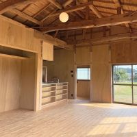 千葉県大網白里市大竹の売買物件/室内を南西側から眺める。奥には水回りスペースが