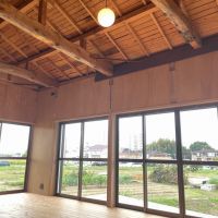 千葉県大網白里市大竹の売買物件/室内を北西側から眺める。窓越しには畑の様子が窺えます