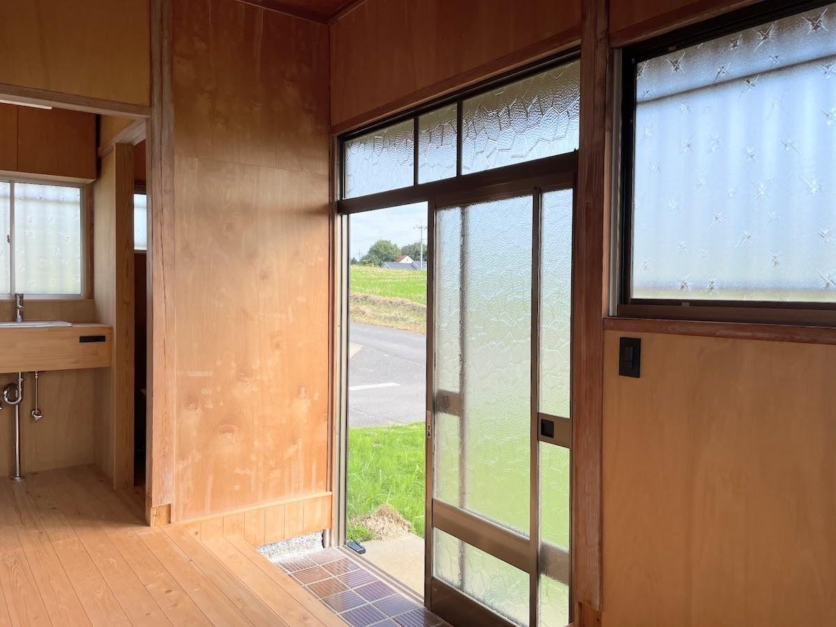 千葉県大網白里市大竹の売買物件/玄関周りの様子。レトロガラスの扉やポーチのタイルは当時のまま